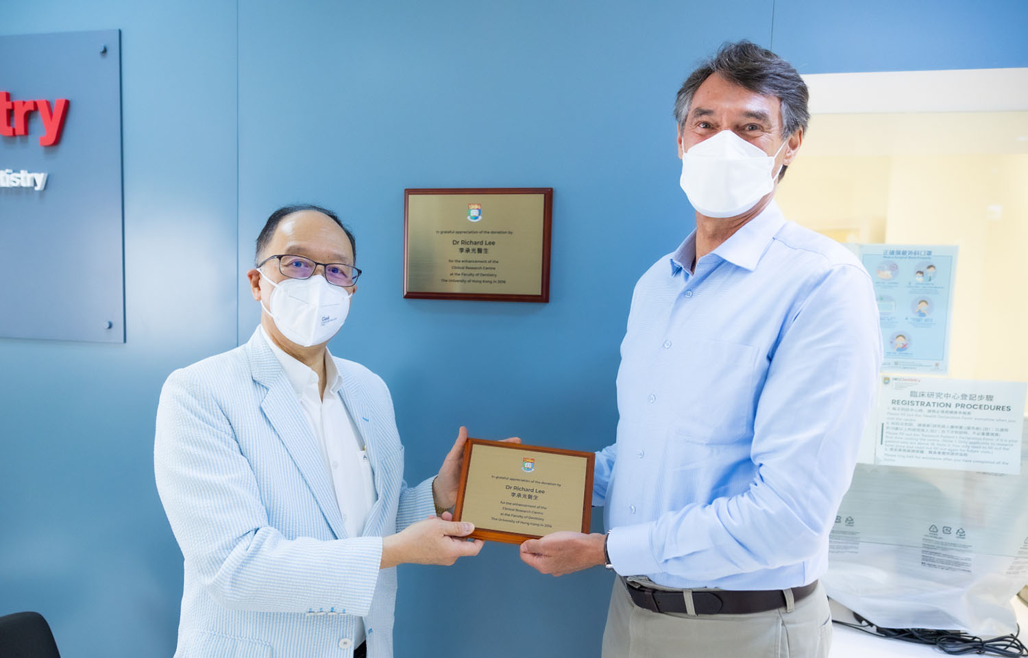Professor Flemmig (right) presents a plaque to Dr Richard Lee as a token of appreciation