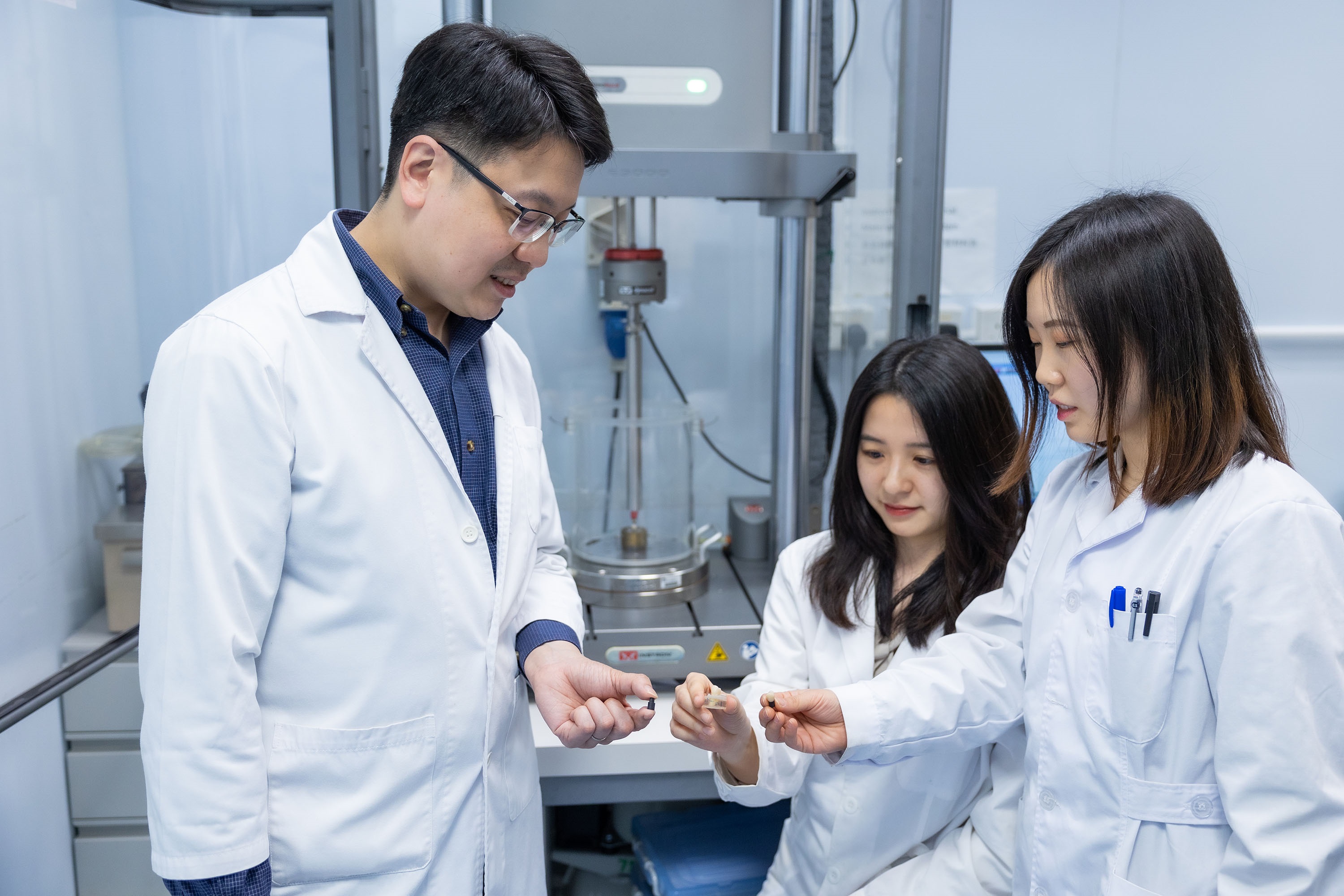 HKU Faculty of Dentistry, Dr James Tsoi, Yanning Chen and Xuedong Bai