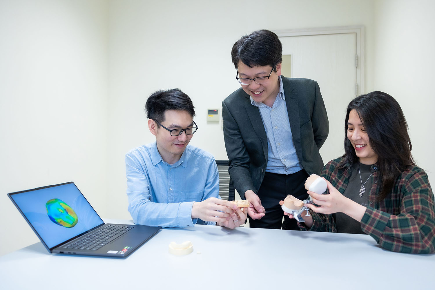 HKU Faculty of Dentistry, Dental Materials Science research team co-investigator postdoctoral fellow Dr Hao Ding, principal investigator Dr James Kit Hon Tsoi, and PhD candidate Ms Yanning Chen