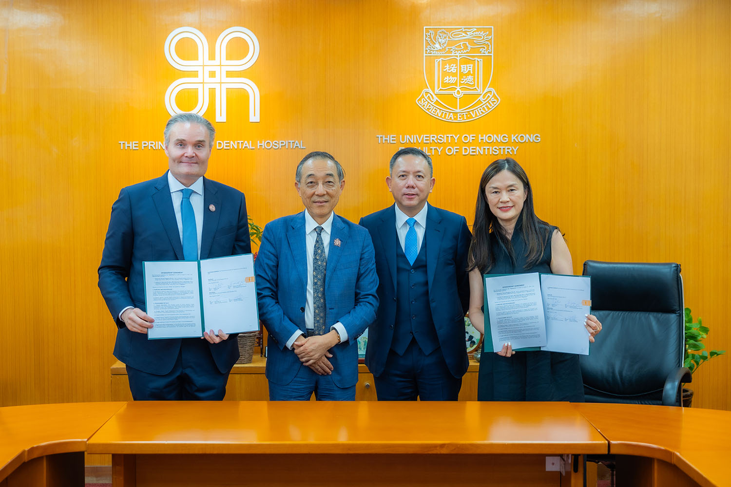 HKU Faculty of Dentistry, Professor Lijian Jin, Dean of HKU Faculty of Dentistry, Mr Gerhard Zielinski, Director of IAD-MSC, Mr Patrick Loh, Executive Vice President and Head of Asia Pacific of Straumann Group, and Ms Rebecca Yeung, China National Sales Director of Straumann Group