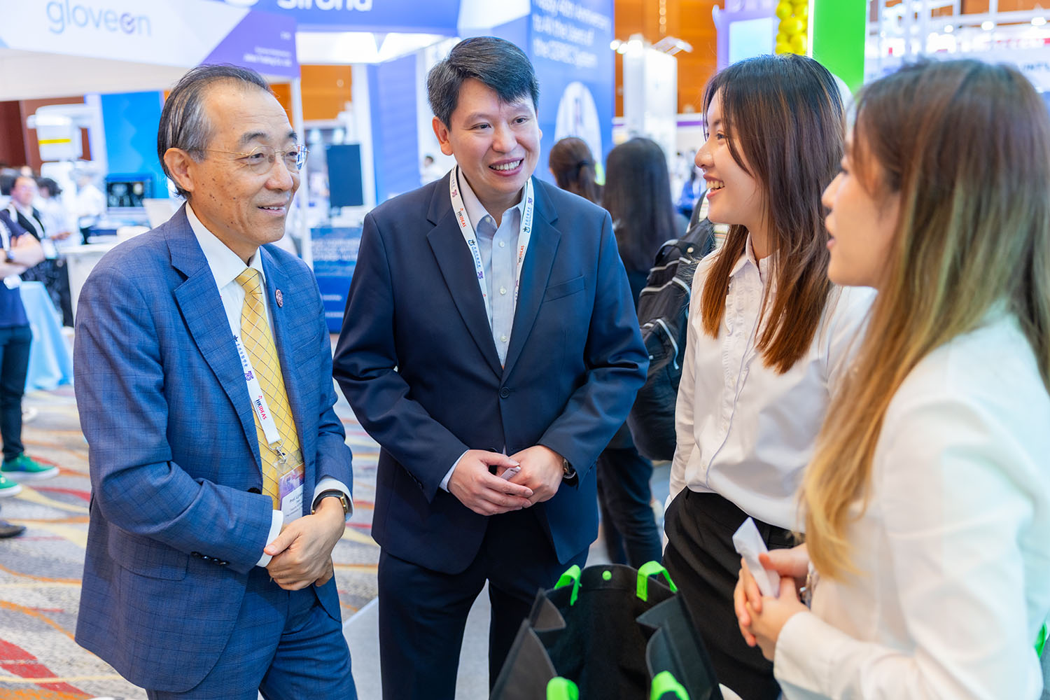 HKU Faculty of Dentistry, HKIDEAS 2025, Professor Jin is having conversations with the BDS students