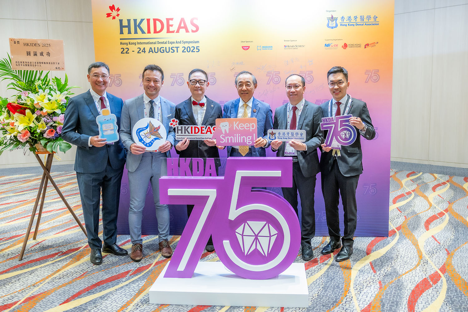 HKU Faculty of Dentistry, HKIDEAS 2025, Professor Jin and Professor Mike Leung take the group photo with the HKDA committee