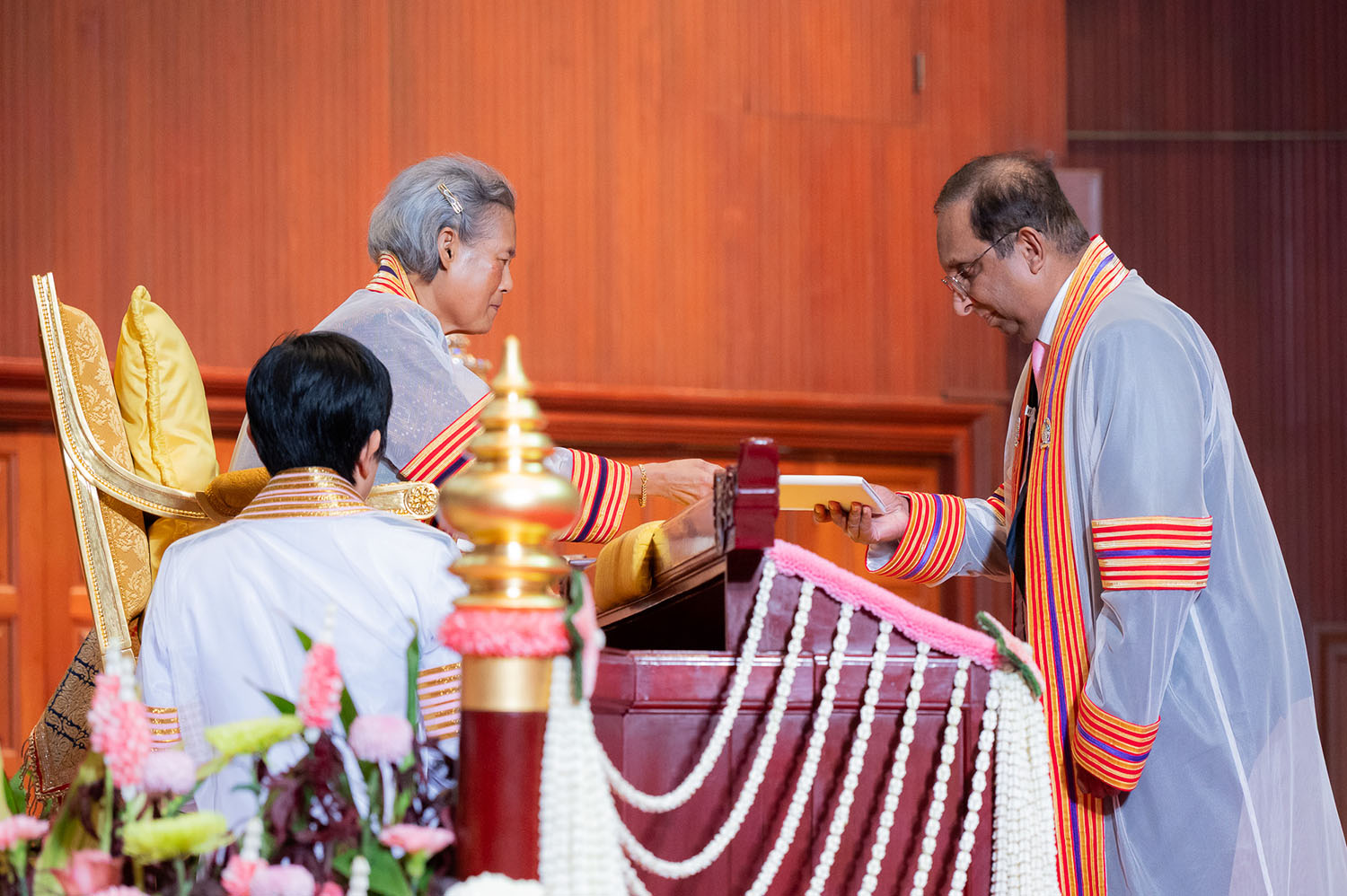 HKU Faculty of Dentistry, Her Royal Highness Princess Maha Chakri Sirindhorn conferred honorary doctoral degree to Professor Lakshman Samaranayake